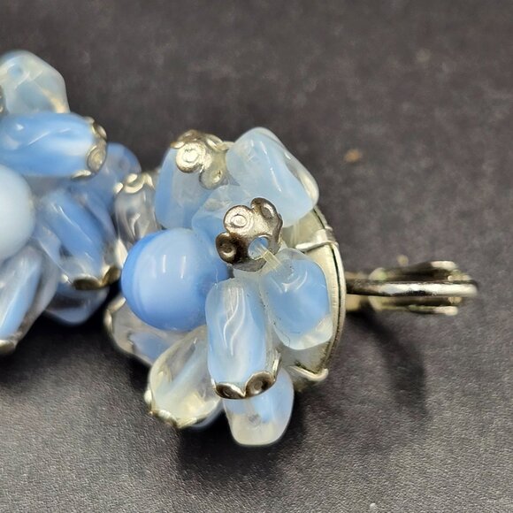 Beautiful Vintage Unsigned Blue Glass and Silver Toned Clip On Earings - Picture 4 of 6
